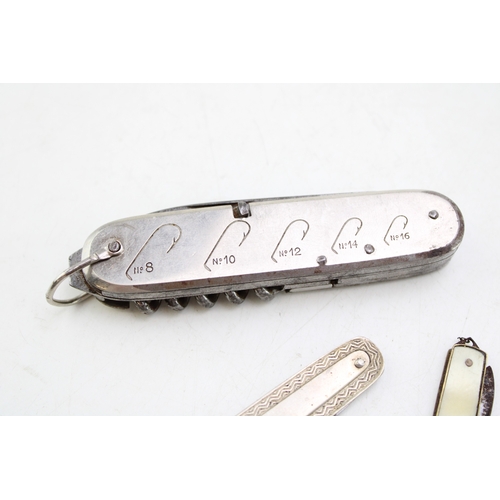 244 - An anglers / fisherman's multitool pocket knife with hook sizes engraved on scales, with measure in ... 