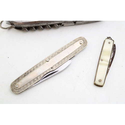244 - An anglers / fisherman's multitool pocket knife with hook sizes engraved on scales, with measure in ... 