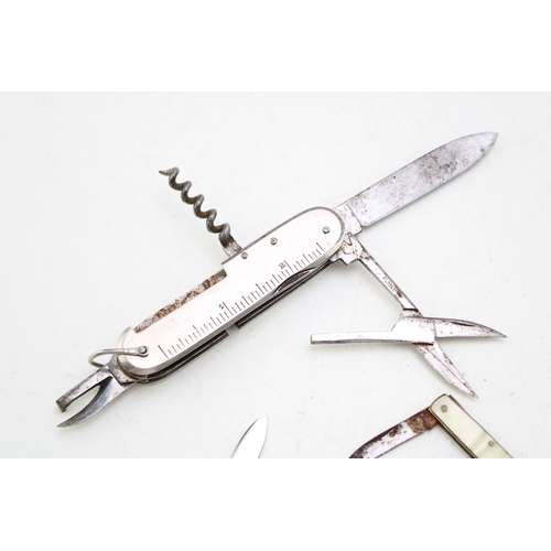 244 - An anglers / fisherman's multitool pocket knife with hook sizes engraved on scales, with measure in ... 