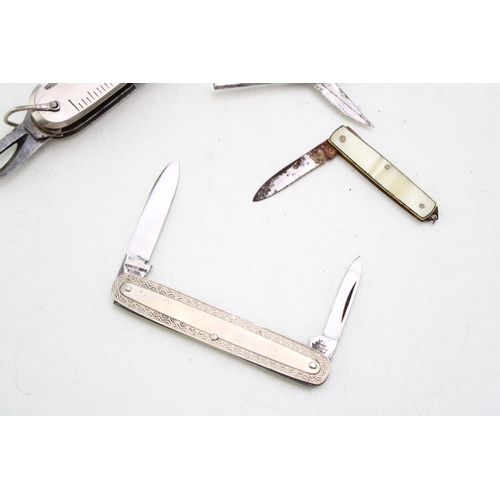 244 - An anglers / fisherman's multitool pocket knife with hook sizes engraved on scales, with measure in ... 