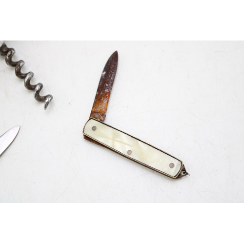 244 - An anglers / fisherman's multitool pocket knife with hook sizes engraved on scales, with measure in ... 