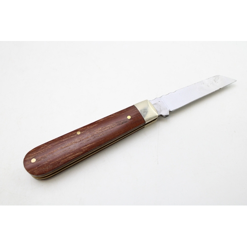 251 - A lambfoot pocket knife with traditional workback spring, by A Wright and Son of Sheffield, with woo... 