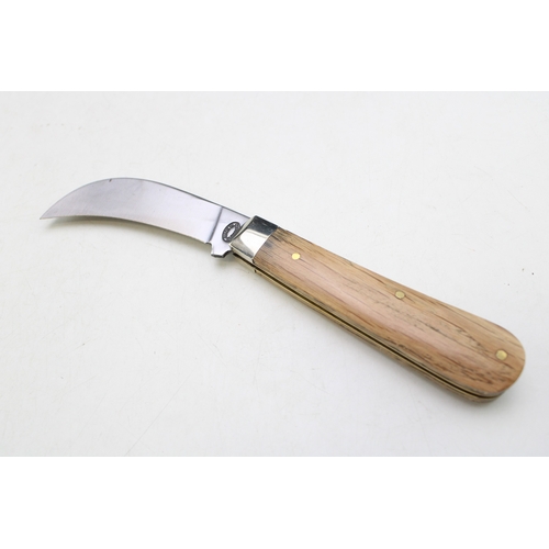 252 - A full pruner pocket knife, by A Wright and Son of Sheffield, with whisky barrel oak handle, blade 7... 