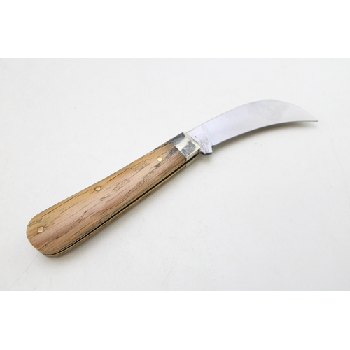 252 - A full pruner pocket knife, by A Wright and Son of Sheffield, with whisky barrel oak handle, blade 7... 