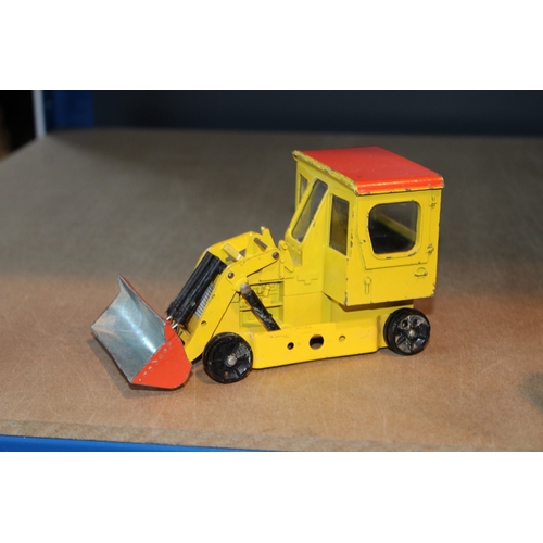 52 - A group of vintage die cast toys to include Dinky Toys Shovel Dozer, Corgi Major Toys JCB, Matchbox ... 