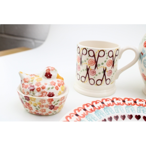 15 - Emma Bridgewater to include a Thousand Flowers mini duck on nest, a sample Toy Boy 8.5'' plate, a 3 ... 