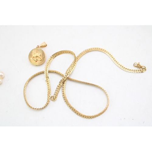 4 - A group of vintage costume jewellery including a string of simulated pearls with paste set clasp, a ... 