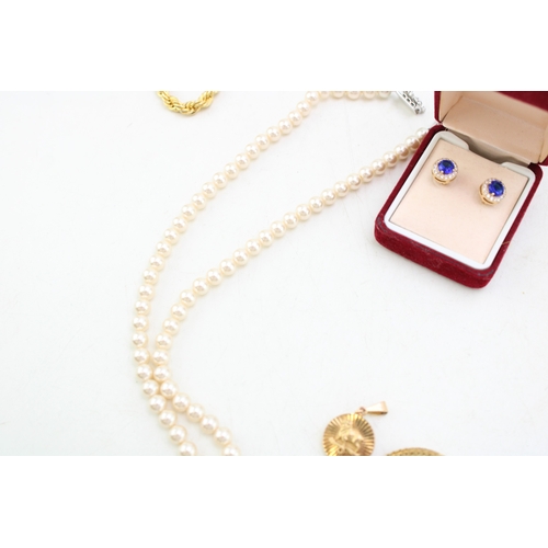 4 - A group of vintage costume jewellery including a string of simulated pearls with paste set clasp, a ... 