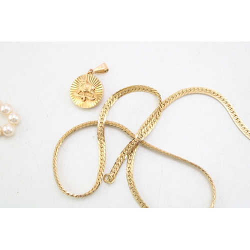 4 - A group of vintage costume jewellery including a string of simulated pearls with paste set clasp, a ... 