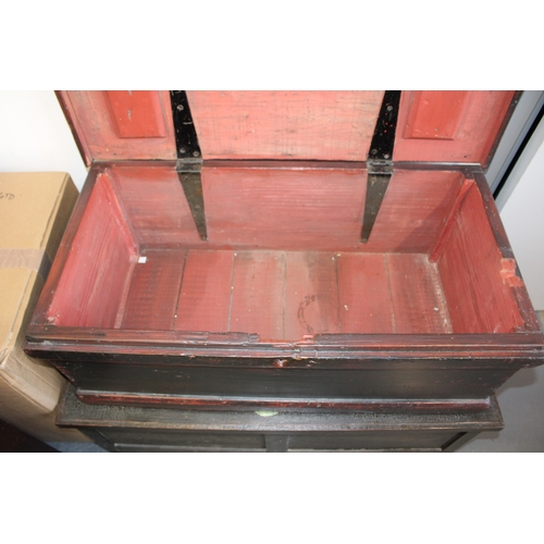 52 - An early to mid 20th century pine blanket box with later applied decoration, 87x45x33cm tall, hinged... 