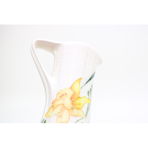 301 - Moorcroft daffodils jug, 19cm tall.