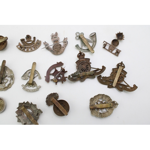24 - A collection of WW1 & WW2 British Army cap badges including Bedfordshire, Notts & Derby, Hampshire, ... 