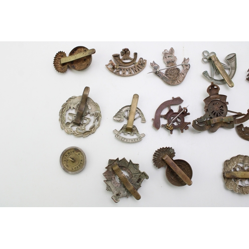 24 - A collection of WW1 & WW2 British Army cap badges including Bedfordshire, Notts & Derby, Hampshire, ... 