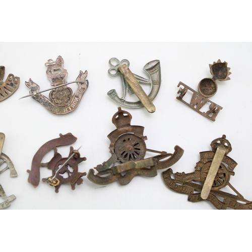 24 - A collection of WW1 & WW2 British Army cap badges including Bedfordshire, Notts & Derby, Hampshire, ... 