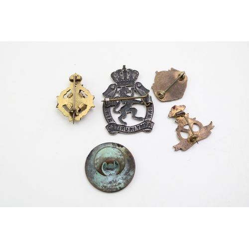 25 - A collection of WW1 & WW2 badges including a Belgian Army in the United Kingdom exile cap badge, an ... 