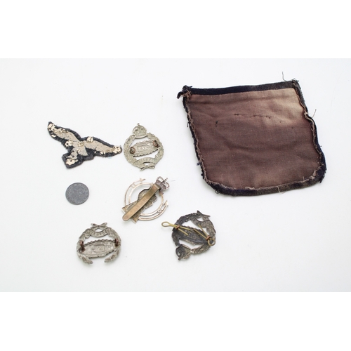 26 - A collection of WW1 & WW2 Royal Armoured Corps metal cap badges with a quality bullion embroidered T... 