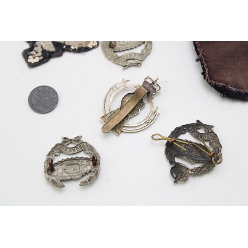 26 - A collection of WW1 & WW2 Royal Armoured Corps metal cap badges with a quality bullion embroidered T... 