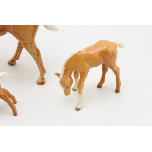 317 - Beswick palomino horses to include a leg tucked horse and three foals (4).