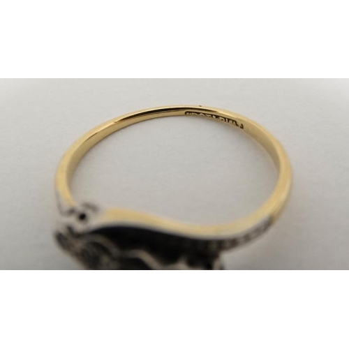 1003 - An 18ct gold ring set with 5 platinum set graduated diamonds