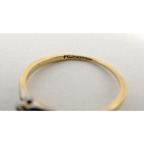 1003 - An 18ct gold ring set with 5 platinum set graduated diamonds