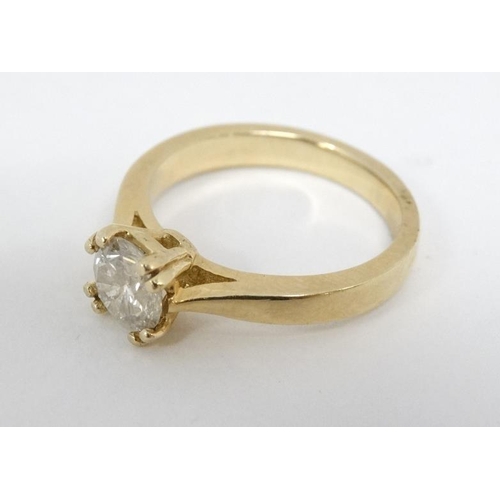 1004 - A 14k gold ring set with diamond solitaire