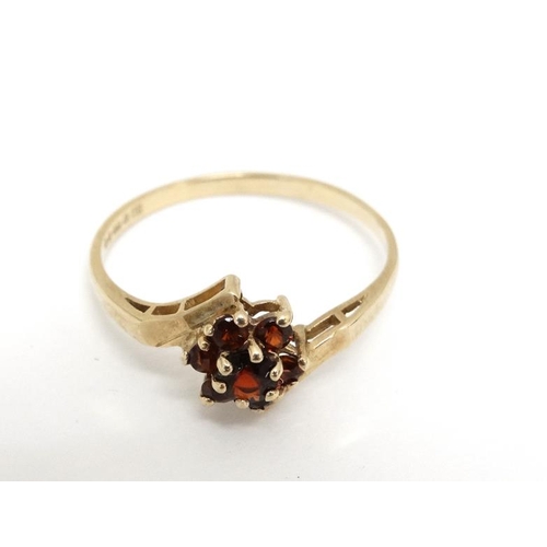 1011 - A 9ct gold ring set with garnets