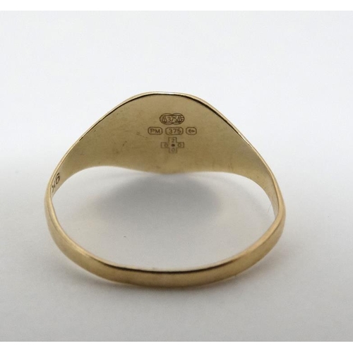 1015 - A 9ct gold small signet ring / child's ring engraved Greenwich Meridian 2000