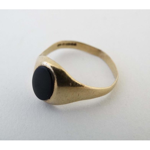 1018 - A 9ct gold ring signet set with onyx cabochon