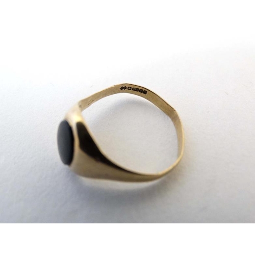 1018 - A 9ct gold ring signet set with onyx cabochon