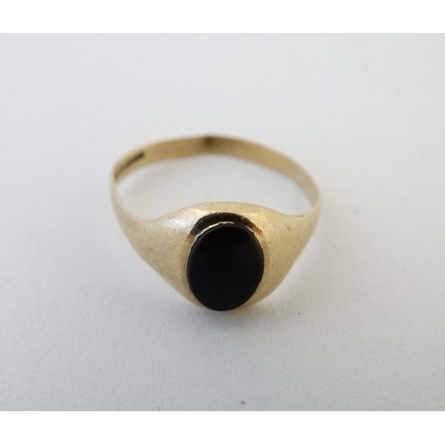 1018 - A 9ct gold ring signet set with onyx cabochon