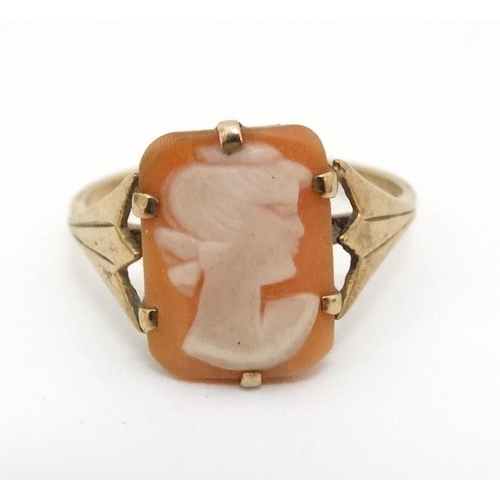 1022 - A 9ct gold ring set with cameo to top.