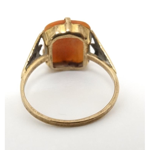 1022 - A 9ct gold ring set with cameo to top.