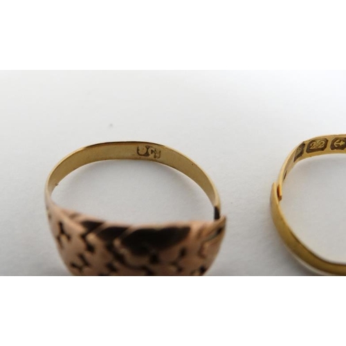 1025 - 4 various rings to include 3 22ct gold wedding bands and a 9ct gold ring (4)