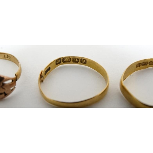 1025 - 4 various rings to include 3 22ct gold wedding bands and a 9ct gold ring (4)