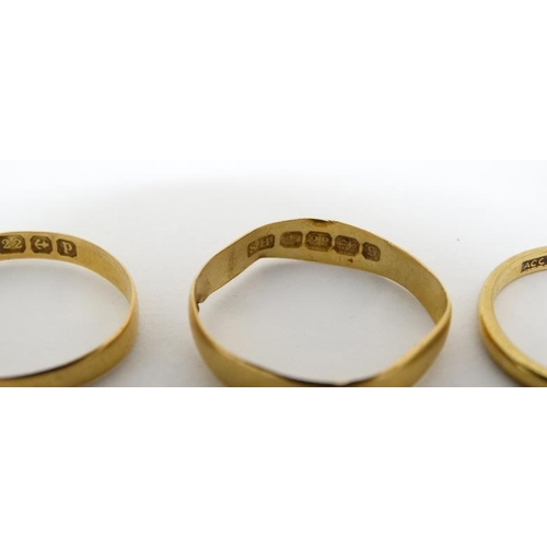 1025 - 4 various rings to include 3 22ct gold wedding bands and a 9ct gold ring (4)