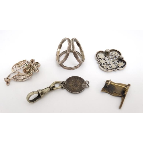 1037 - Assorted jewellery to include triform ring marked 'SIL' , a filigree broch of flower form set with g... 