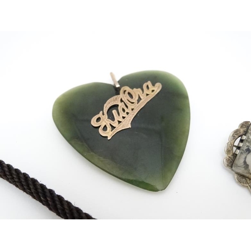 1059 - Assorted jewellery to include a green hardstone gold mounted heart formed pendant, a white metal mou... 