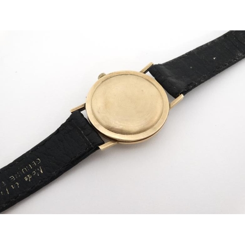 1151 - Wrist Watch : a 9 ct (.375) Gold cased Rotary Gents Wristwatch  with convex champagne coloured dial,... 