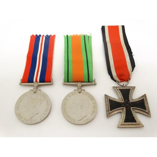 1171 - WWII : A Nazi second - class Iron Cross ( Eisernes Kreuz ) , together with two British campaign meda... 