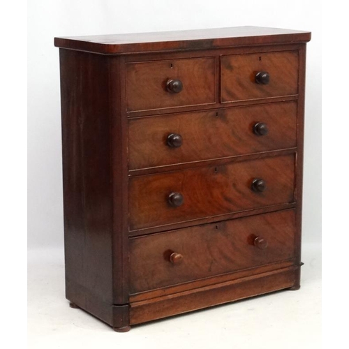 281 - A late Victorian walnut chest of drawers comprising 2 short over three long graduated drawers 39'' w... 