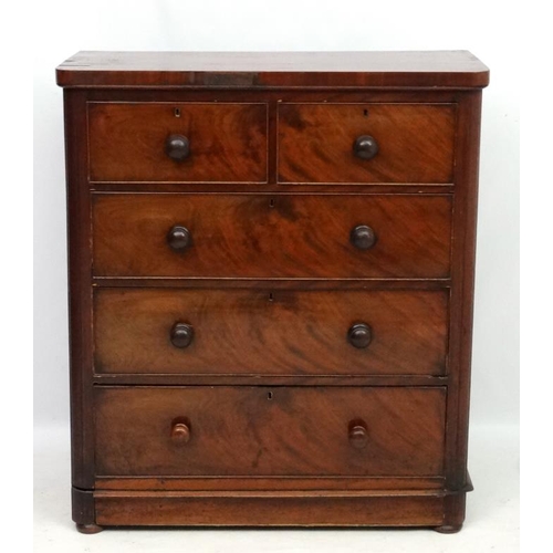 281 - A late Victorian walnut chest of drawers comprising 2 short over three long graduated drawers 39'' w... 