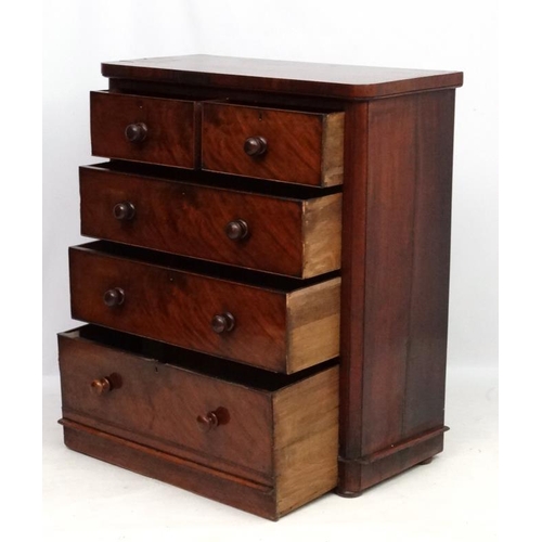 281 - A late Victorian walnut chest of drawers comprising 2 short over three long graduated drawers 39'' w... 