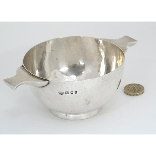 539 - A silver porringer with hammered decoration. Hallmarked London 1925 maker Goldsmiths & Silversmiths ... 