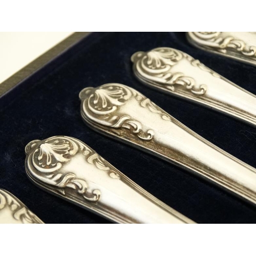 564 - A cased set of 6 silver plated butter knives. The case 8 1/4'' wide