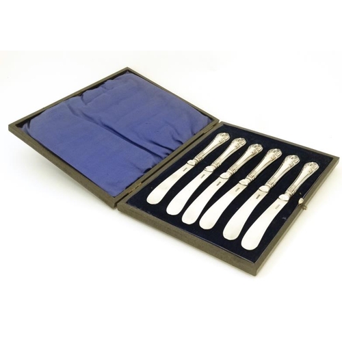 564 - A cased set of 6 silver plated butter knives. The case 8 1/4'' wide