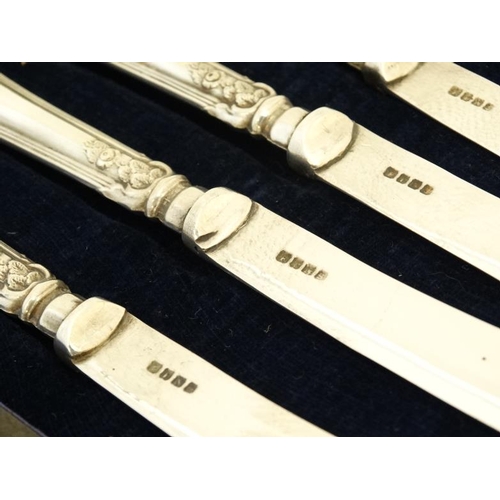 564 - A cased set of 6 silver plated butter knives. The case 8 1/4'' wide