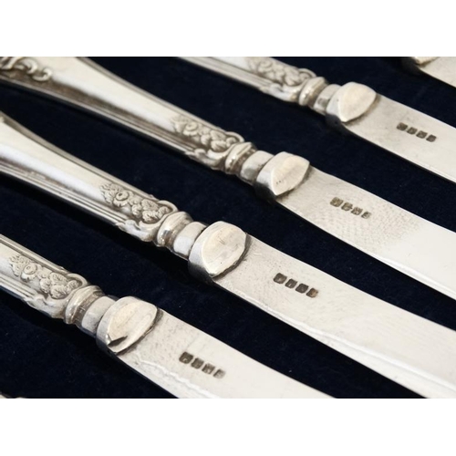 564 - A cased set of 6 silver plated butter knives. The case 8 1/4'' wide