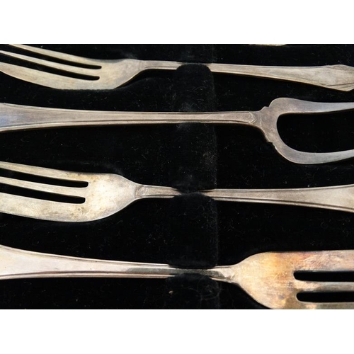 589 - A cased set of 6 Art Deco silver cake / pastry forks with serving fork. Hallmarked Sheffield 1938 ma... 