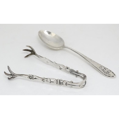 606 - A pair of Victorian silver sugar tongs hallmarked Birmingham 1899 maker Levi & Salaman 3 1/2'' long ... 