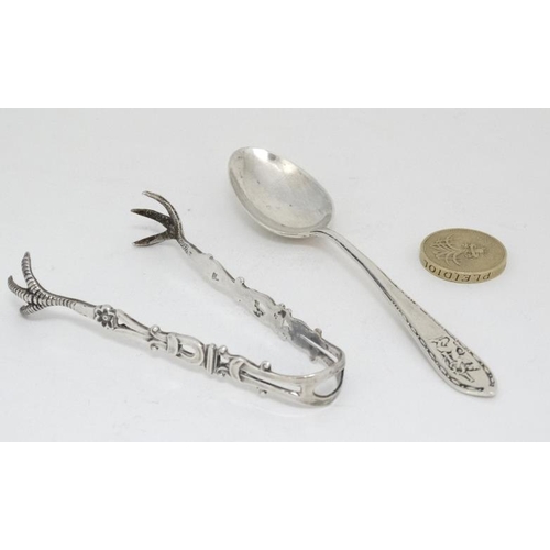 606 - A pair of Victorian silver sugar tongs hallmarked Birmingham 1899 maker Levi & Salaman 3 1/2'' long ... 